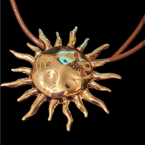 NWT ⚜️☀️⚜️ ATTERRI Gorgeous Sunburst Golden Tone Pendant Necklace - Picture 14 of 16